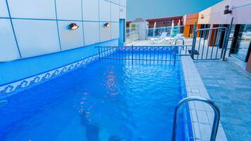 Piscina externa, espreguiçadeiras