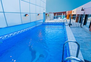 Outdoor pool, pool loungers - Platinum Seventy Serviced Apartments (Jeddah)