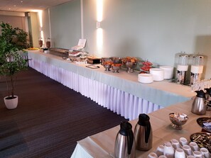 Desayuno buffet diario (EUR 10 por persona)