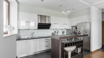 Apartamento luxo | Cozinha privada | Geladeira, micro-ondas, fogão, cooktop