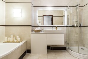 Apartamento | Banheiro | Chuveiro, produtos de toalete grátis, secador de cabelo 