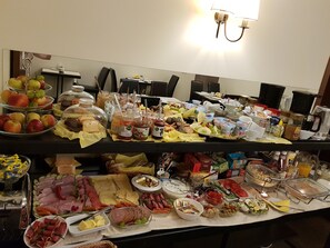 بوفيه فطور يوميًا بتكلفة قدرها (30 PLN للشخص)