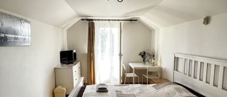 Double Room, 1 Queen Bed, Balcony | Desk, blackout curtains, iron/ironing board, free WiFi