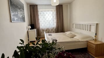 Værelse - 1 queensize-seng - fælles badeværelse | Skrivebord, mørklægningsgardiner, strygejern/strygebræt, gratis Wi-Fi
