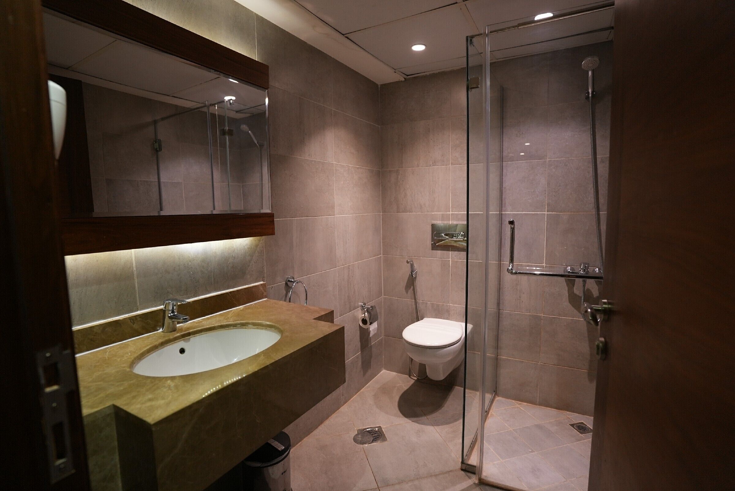 executive suite, 2 bedrooms (amiri) | bathroom | shower, free toiletries, hair dryer, bathrobes