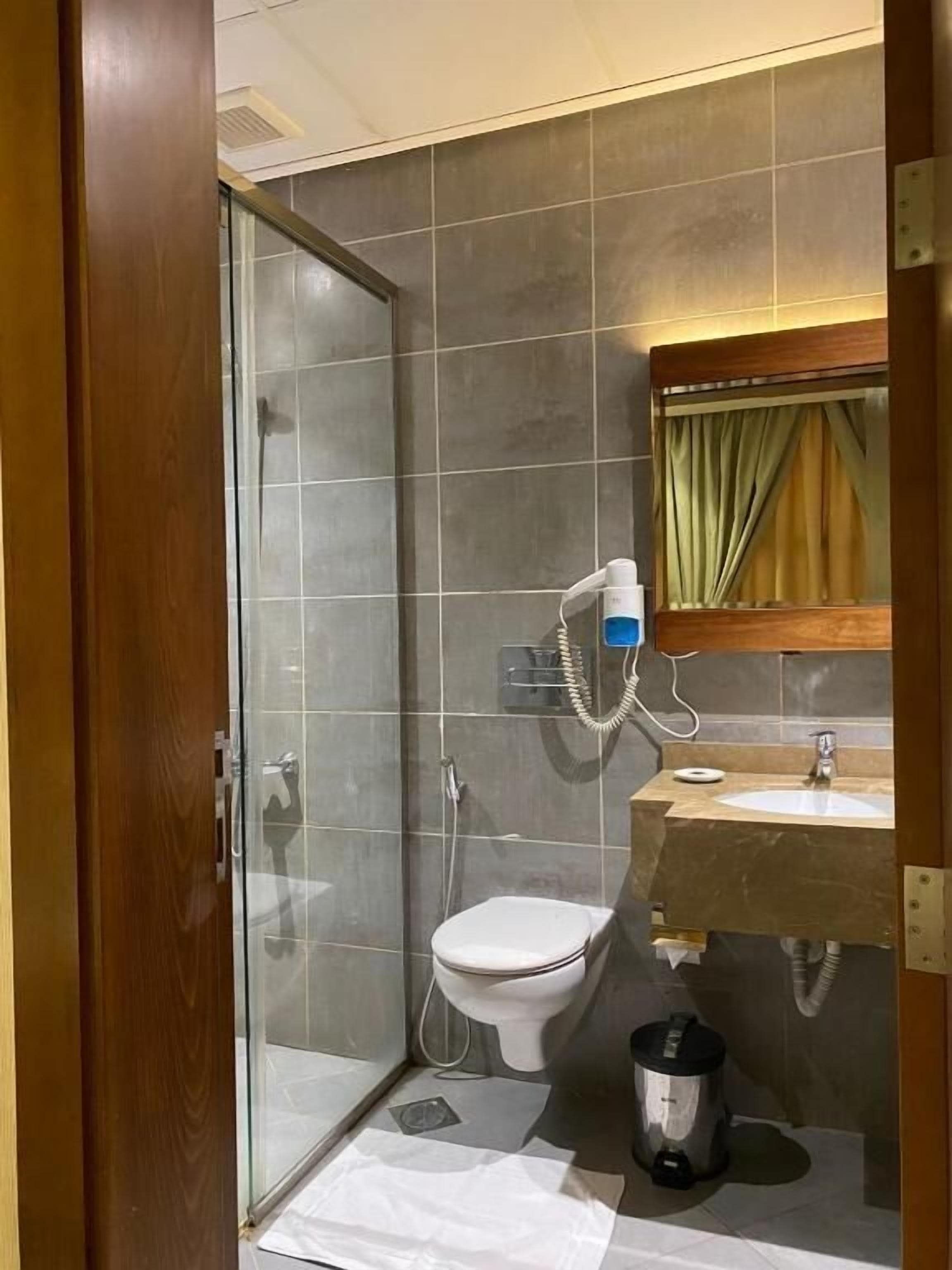 executive suite, 2 bedrooms (amiri) | bathroom | shower, free toiletries, hair dryer, bathrobes