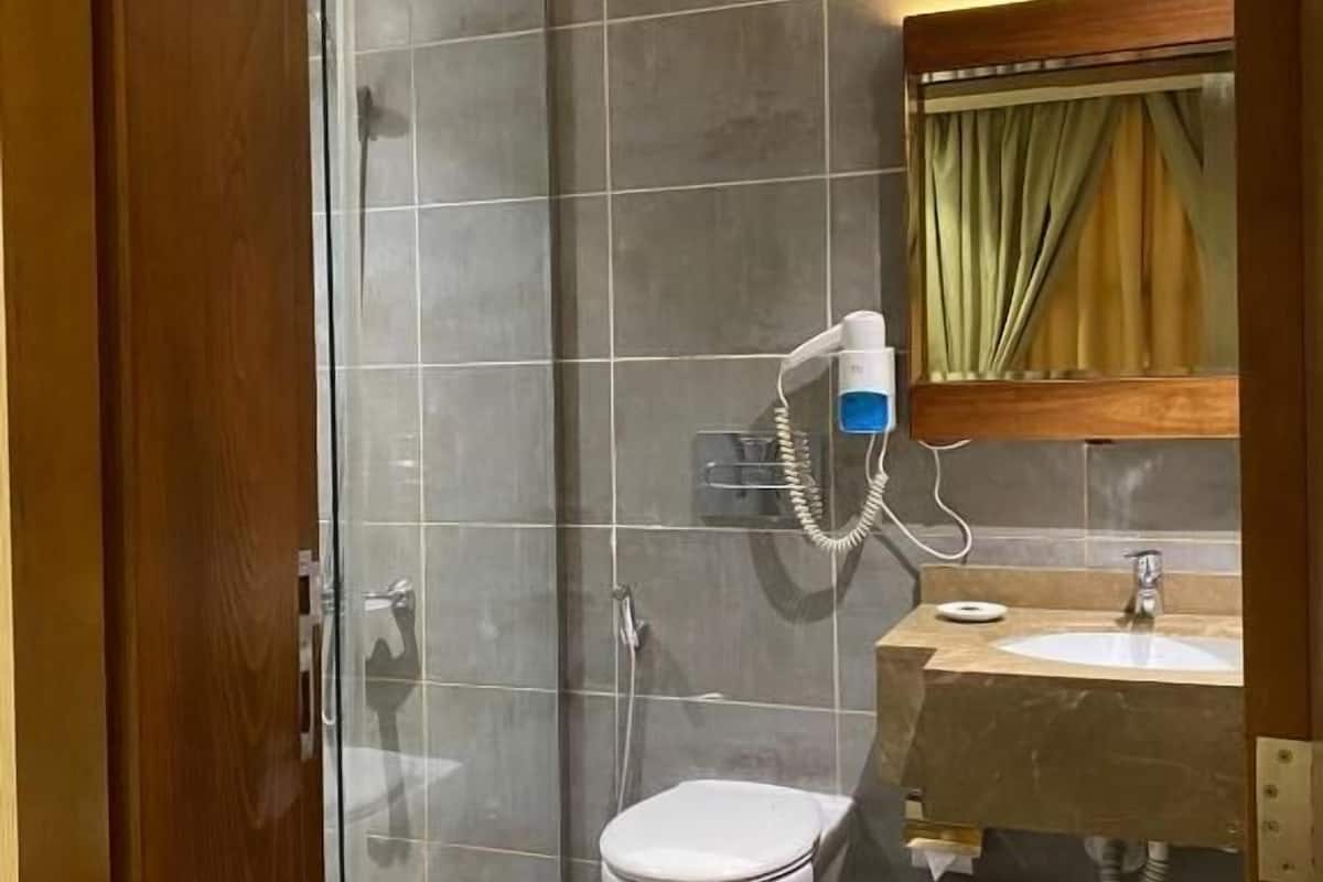 executive suite, 2 bedrooms (amiri) | bathroom | shower, free toiletries, hair dryer, bathrobes