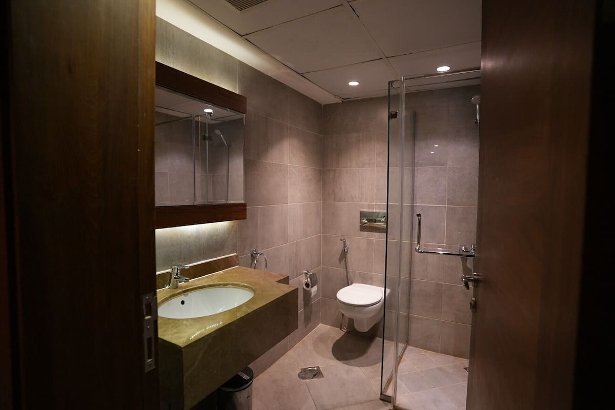 executive suite, 2 bedrooms (amiri) | bathroom | shower, free toiletries, hair dryer, bathrobes