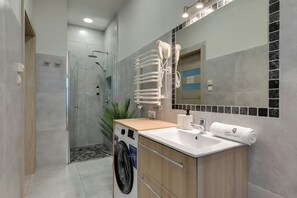 Appartement | Salle de bain | Douche, sèche-cheveux, serviettes fournies, savon
