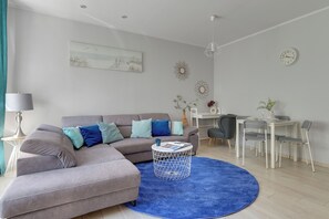 Apartment | Living room | 40-inch flat-screen TV with cable channels, TV, heated floors - Lion Apartments - Haffnera 19 (Sopot)