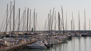 A marina with numerous sailboats docked. - B&b Sogni d'Oro (Civitanova Marche)