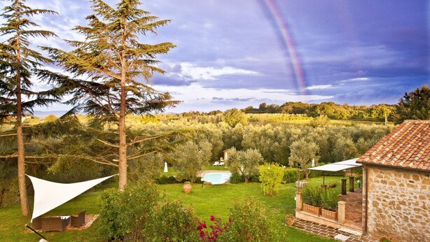 A garden with a pool, trees, and a stone building. - Cerchio Verde (Pitigliano)