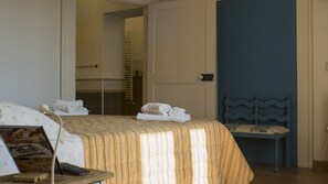 Habitación básica doble | Ropa de cama de alta calidad, camas con efecto memoria y minibar 