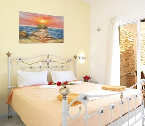 Caja de seguridad en la habitación y tabla de planchar con plancha