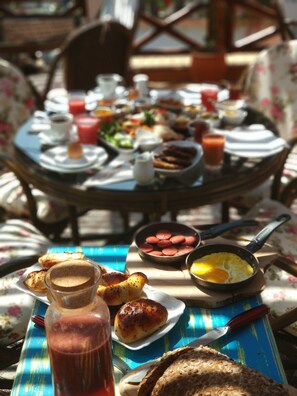 فطور كامل مجانًا يوميًا