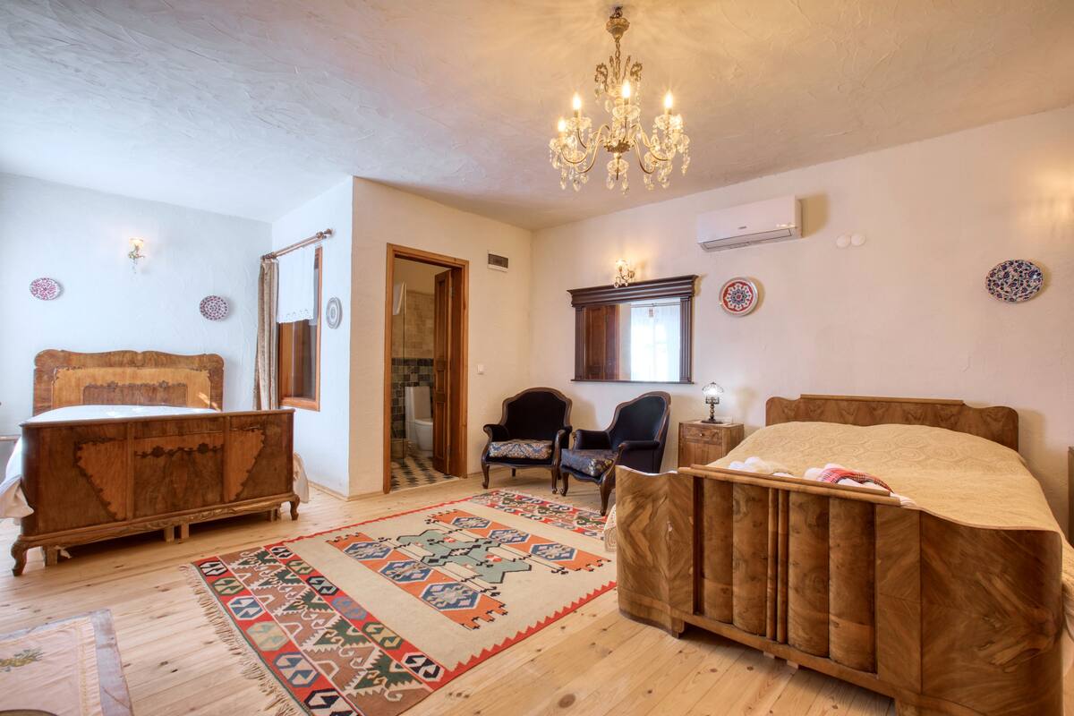 Standaard tweepersoonskamer, 2 tweepersoonsbedden | Luxe beddengoed, een minibar, een kluis op de kamer