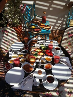 Free daily full breakfast 