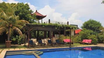 Una piscina al aire libre, cabañas de piscina gratuitas, tumbonas