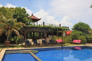 Outdoor pool, free pool cabanas, pool loungers - Batu Ampar Menjangan (Pejarakan)