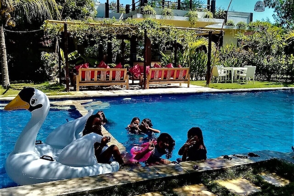 Açık yüzme havuzu, ücretsiz havuz kabinleri, şezlonglar