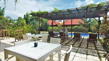 Se sirven desayunos y cocina fusión (con vistas a la piscina)