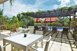 Breakfast, lunch, dinner served; Fusion cuisine, pool views  - Batu Ampar Menjangan (Pejarakan)