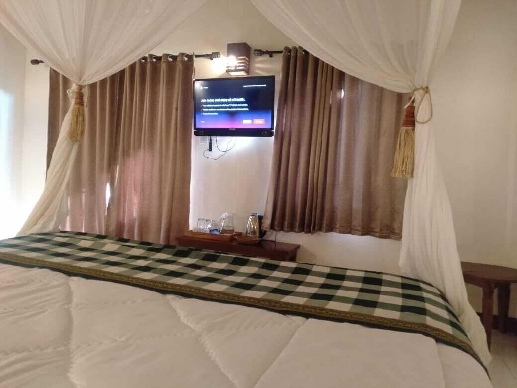 Caja de seguridad en la habitación y muebles diferentes 