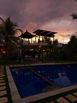 Outdoor pool, free cabanas, sun loungers