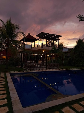 Outdoor pool, free cabanas, sun loungers