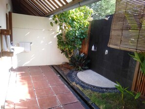 Shower, hydromassage showerhead, free toiletries, towels - Batu Ampar Menjangan (Pejarakan)
