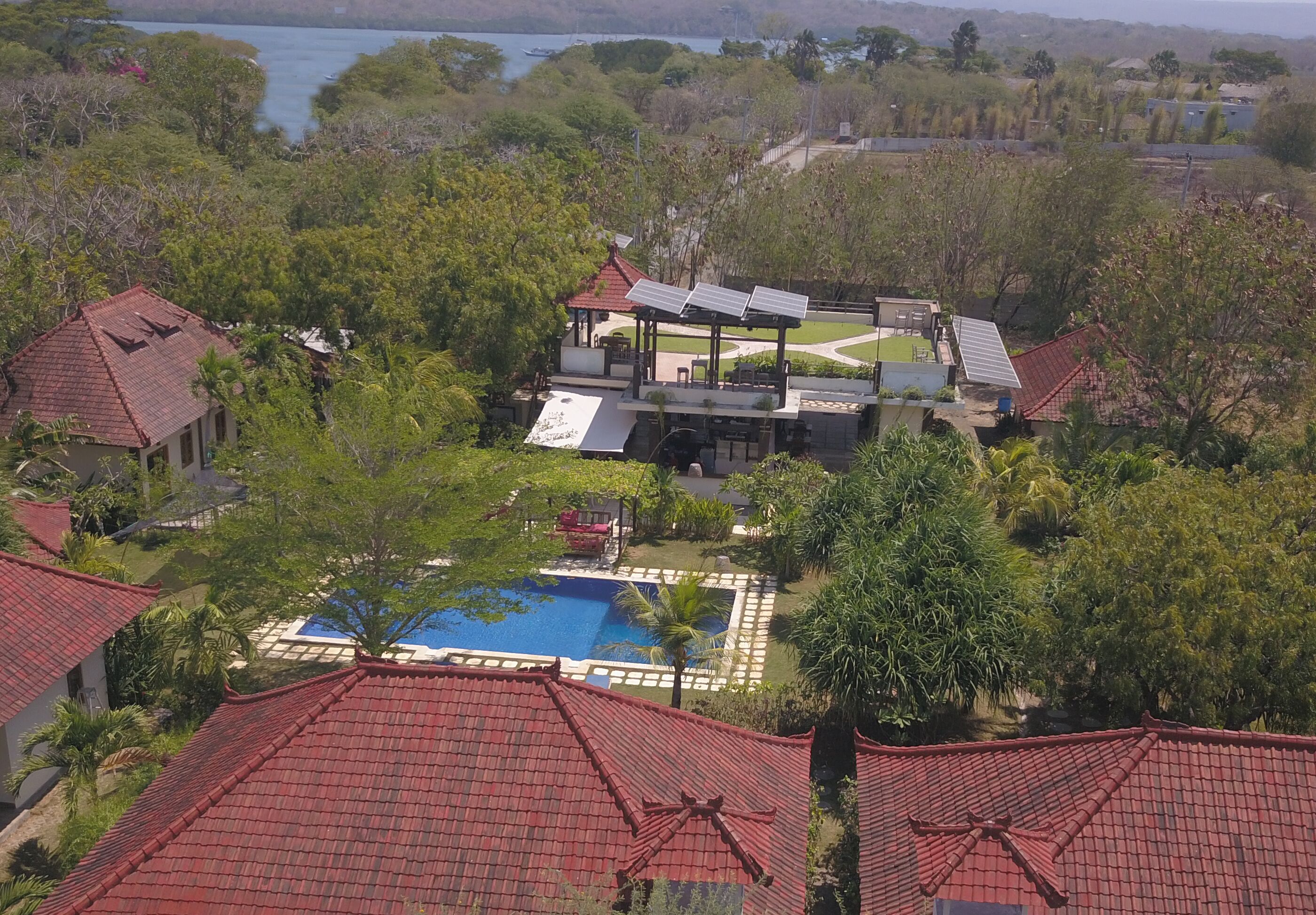 Phục vụ bữa sáng, các món ăn phong cách fusion, nhìn ra hồ bơi 