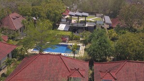 Propiedad residencial con piscina, paneles solares y un pabellón.