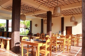 Breakfast, lunch, dinner served; Fusion cuisine, pool views - Batu Ampar Menjangan (Pejarakan)