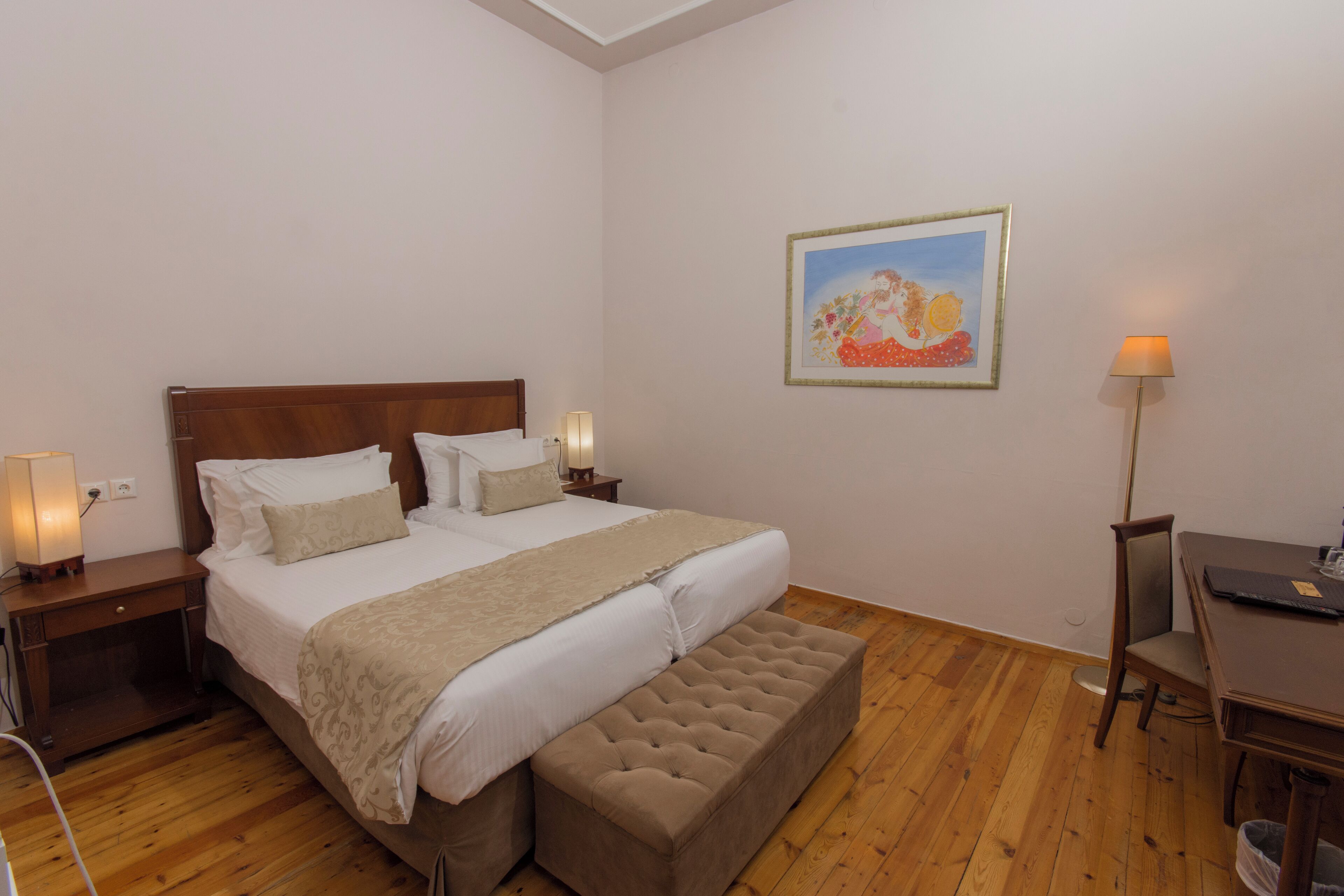 ห้องซูพีเรียดับเบิล | เครื่องนอนระดับพรีเมียม, เตียงพร้อมฟูกเสริมที่นอน, มินิบาร์