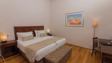 Habitación doble superior | Ropa de cama de alta calidad, colchones con acolchado adicional, minibar