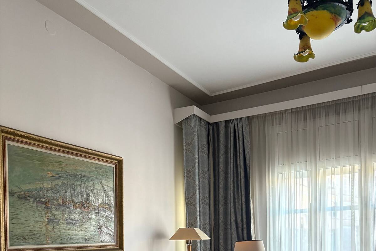 ห้องซูพีเรียสวีท (Bristol Suite) | เครื่องนอนระดับพรีเมียม, เตียงพร้อมฟูกเสริมที่นอน, มินิบาร์