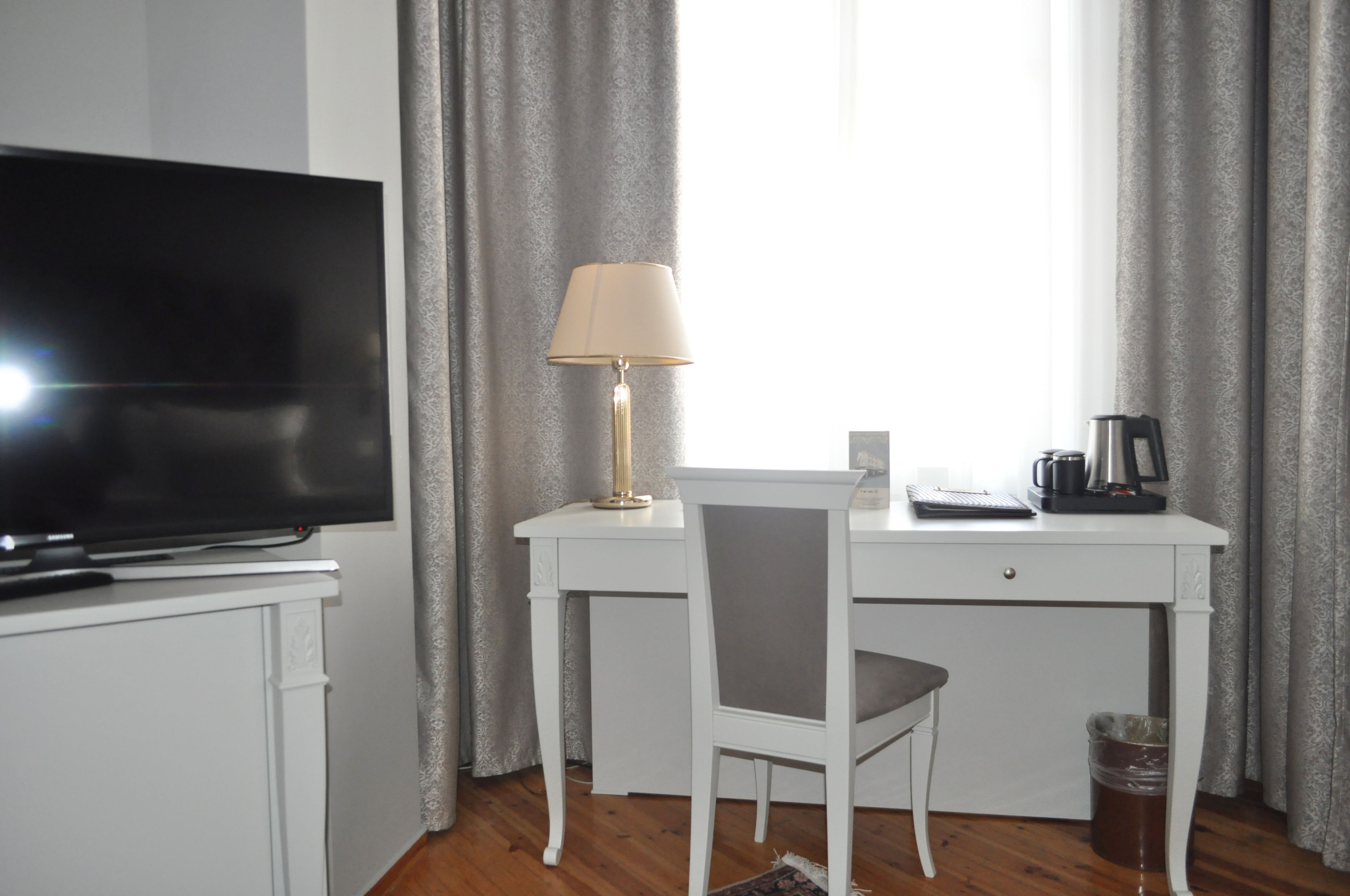 family room | 1 bedroom, premium bedding, pillow-top beds, minibar