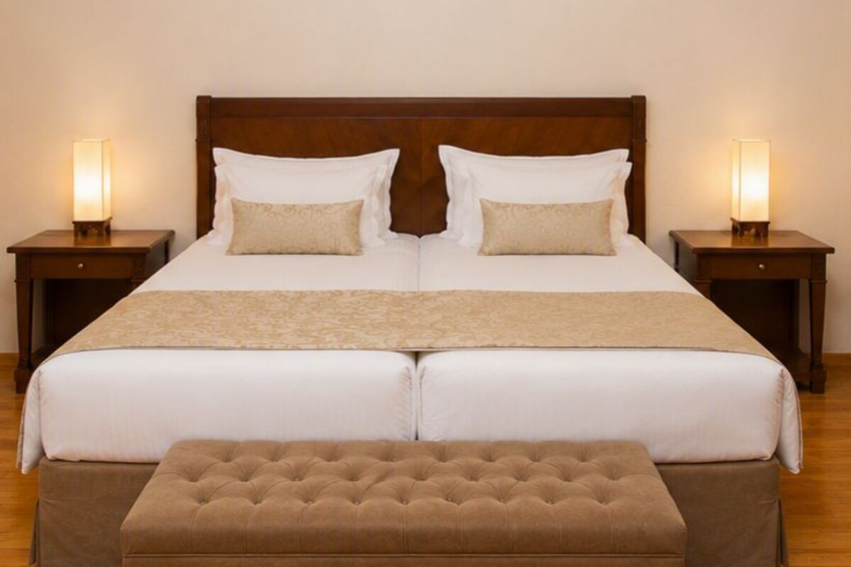 Suite superior (Bristol Suite) | Ropa de cama de alta calidad, colchones con acolchado adicional, minibar