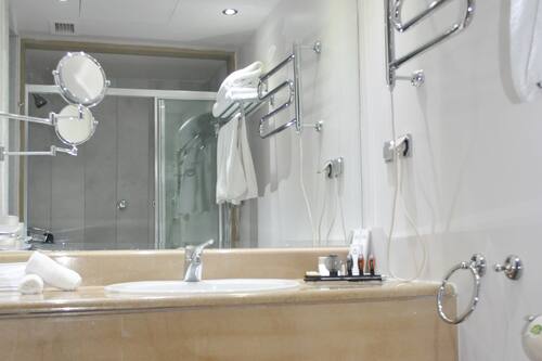 Baignoire relaxante profonde, articles de toilette de luxe