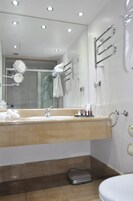 Bañera profunda, artículos de tocador de diseñador, secador de pelo