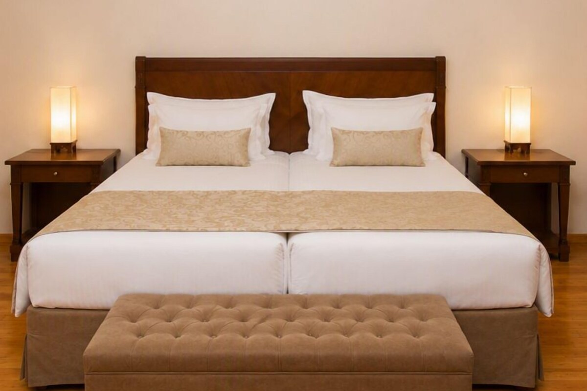 Suite superior (Bristol Suite) | Ropa de cama de alta calidad, colchones con acolchado adicional, minibar