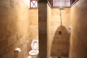 Tina y regadera independientes y amenidades de baño gratuitas 