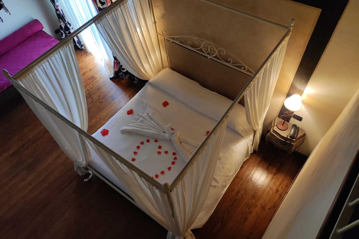 luxury condo, 2 bedrooms | 1 bedroom, premium bedding, pillow-top beds, minibar