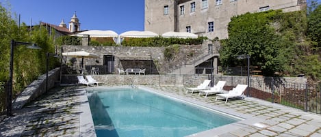 Piscina all'aperto, con ingresso dalle 08:00 alle 20:00, lettini