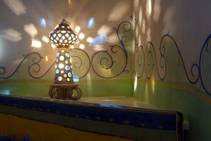 A decorative lamp with a patterned shade on a table. - Castello di Pontebosio Luxury Resort (Licciana Nardi)