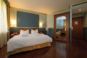 Minibar, in-room safe, desk, soundproofing - Kinsky Garden (Prague)