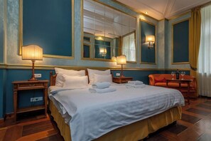 Frigobar, cofres nos quartos, escrivaninha, quartos à prova de som