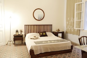 Departamento, 1 habitación, vista al jardín | Escritorio, tabla de planchar con plancha y wifi gratis