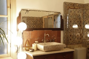 Departamento, 1 habitación, vista al jardín | Baño | Regadera, amenidades de baño gratuitas, secadora de cabello, toallas