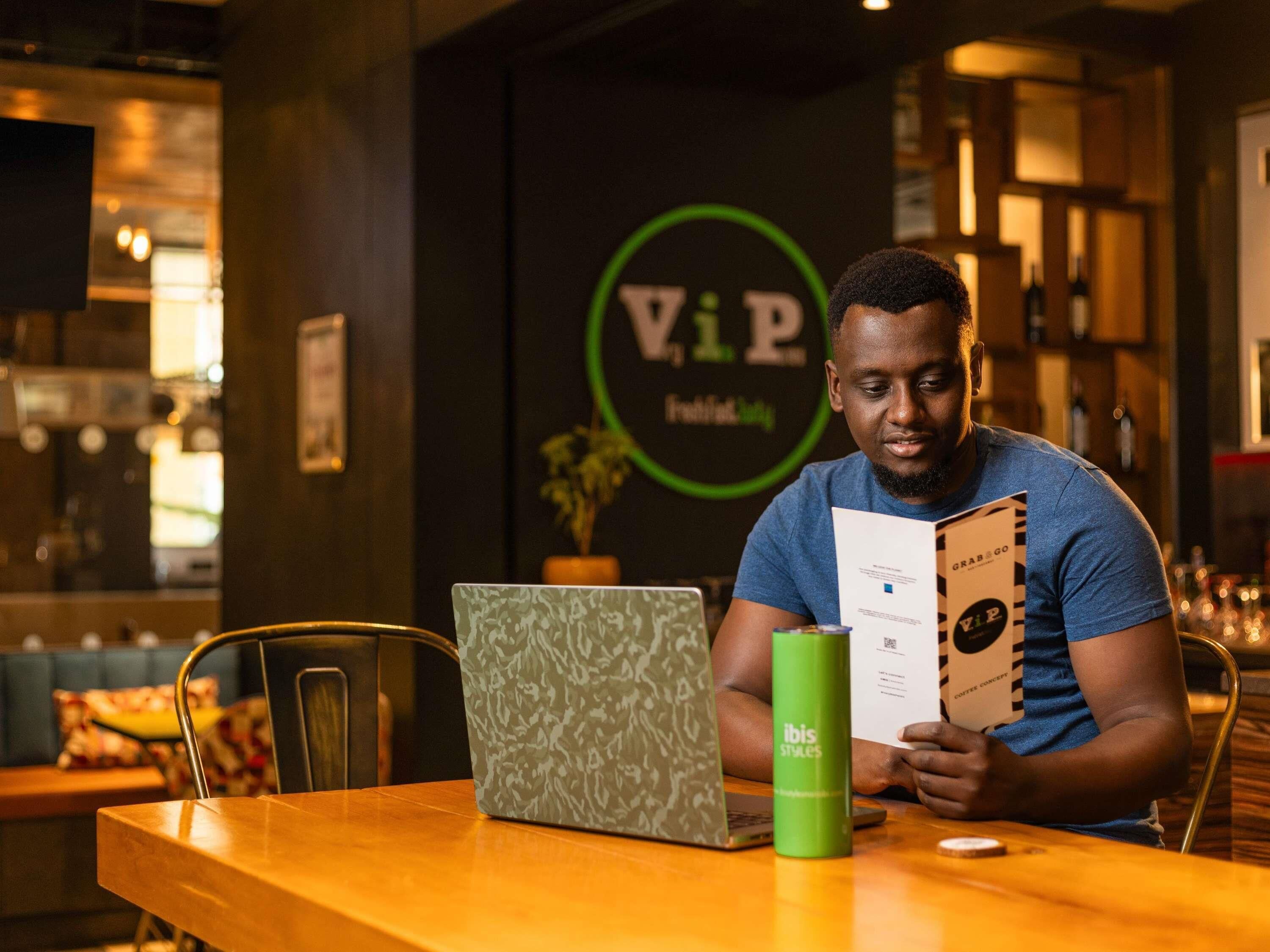 2 restaurantes; se sirve desayuno, almuerzo y cena